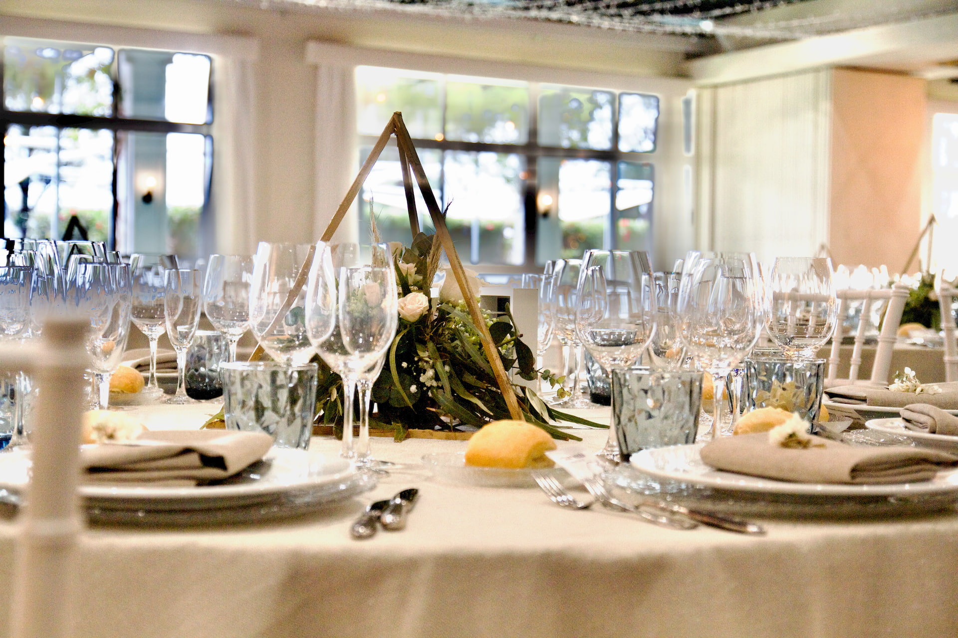 Presentación de mesa en el comedor de Finca con salón para celebraciones.