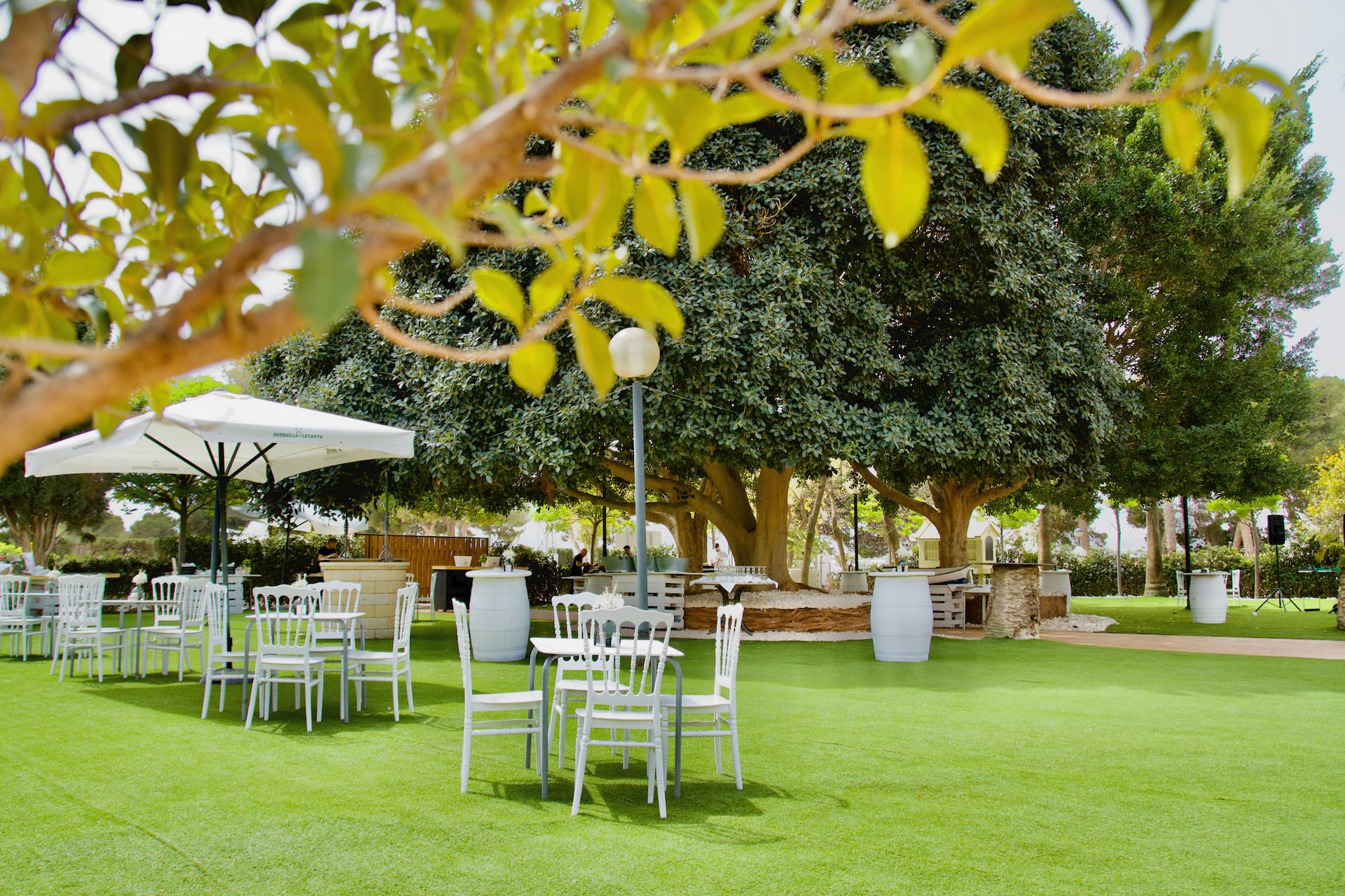 Jardines de Finca el Jardón con mesas y sillas blancas.