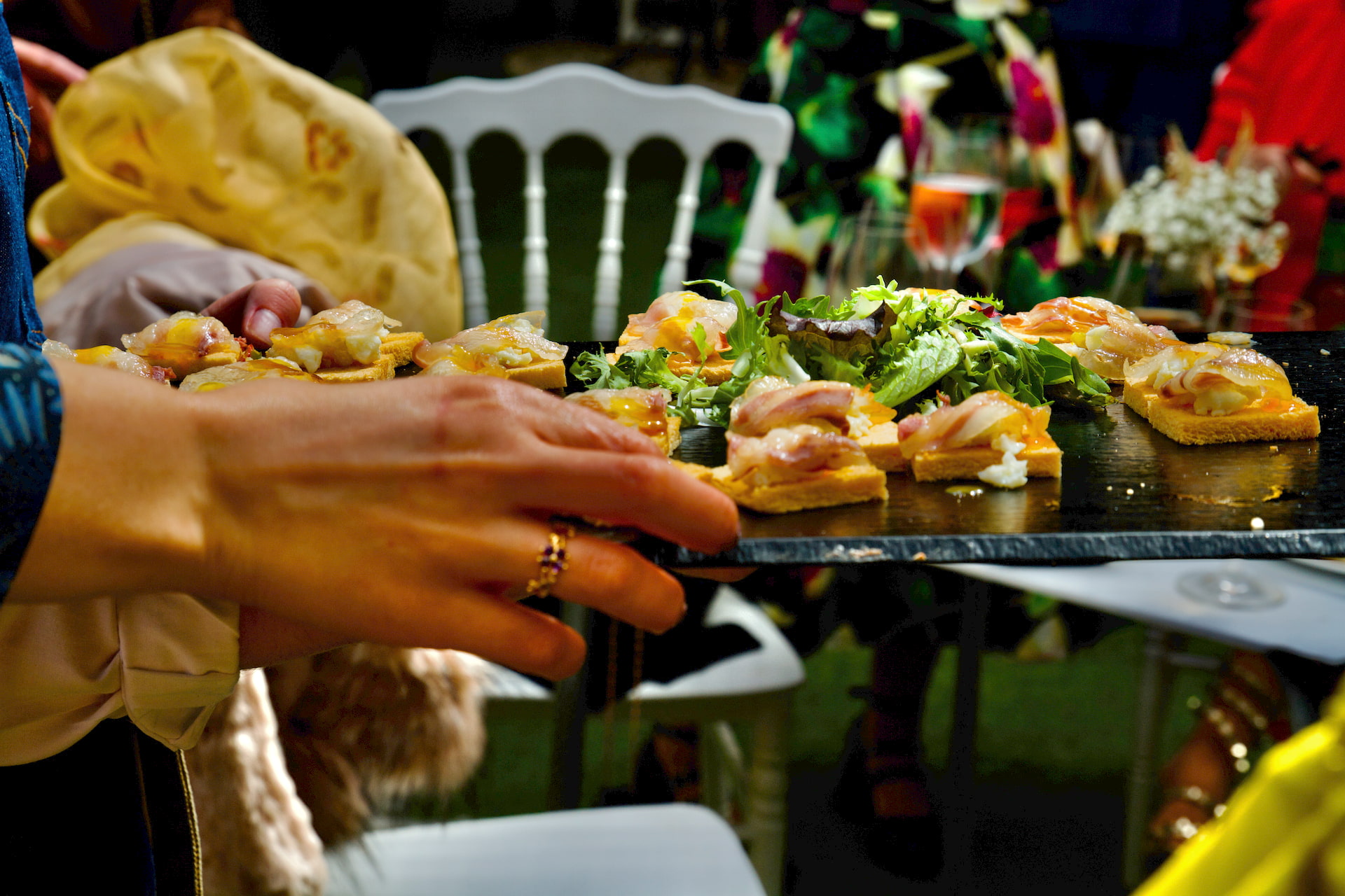 Servicio de catering profesional sirviendo snacks de aspecto extremadamente apetitoso.