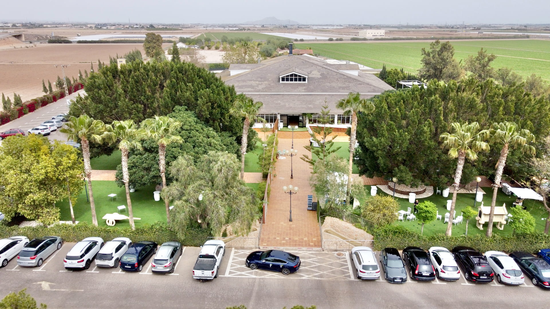 Vista aérea de Finca el Jardín y su aparcamiento.