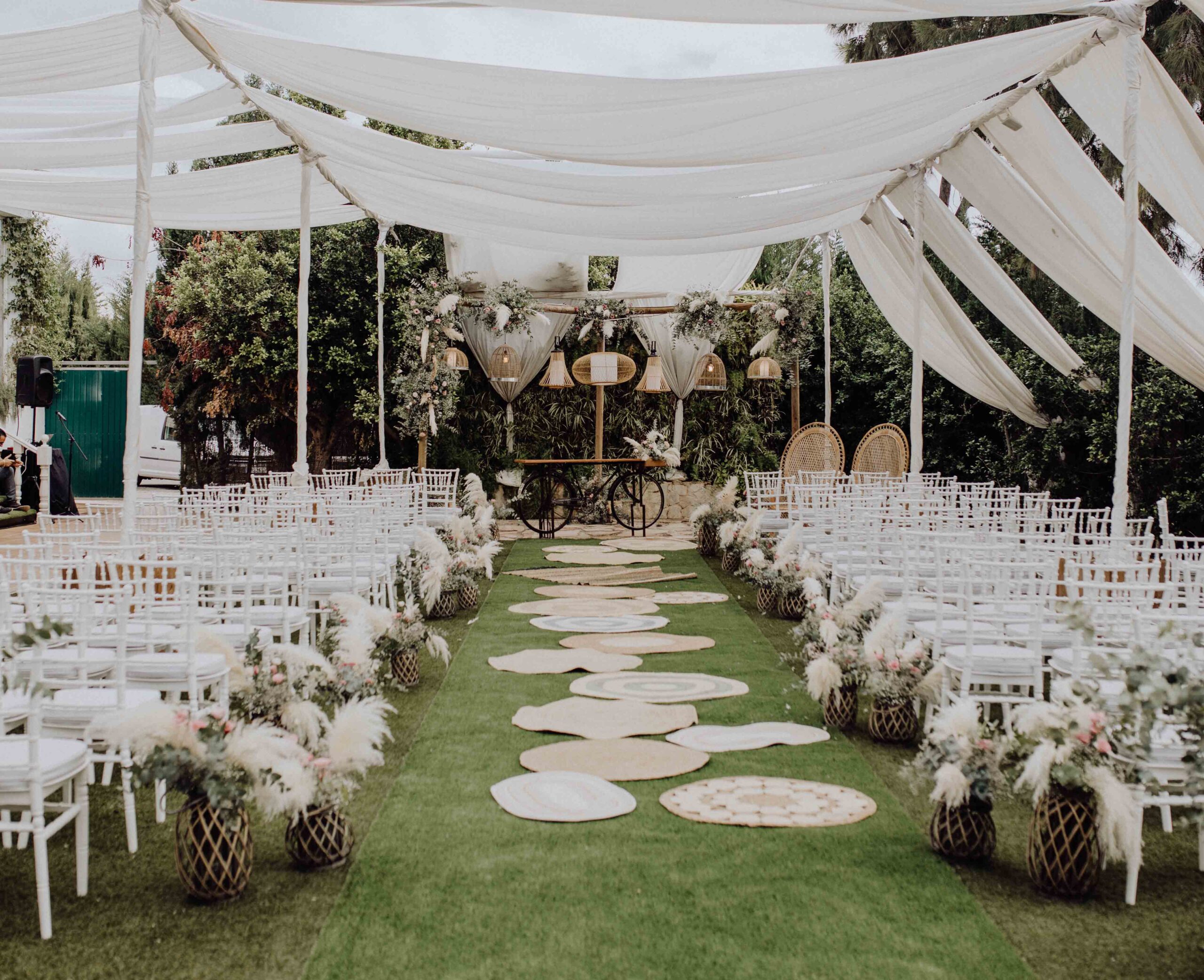 vista de asientos para invitados frente a altar donde se celebra una boda civil.